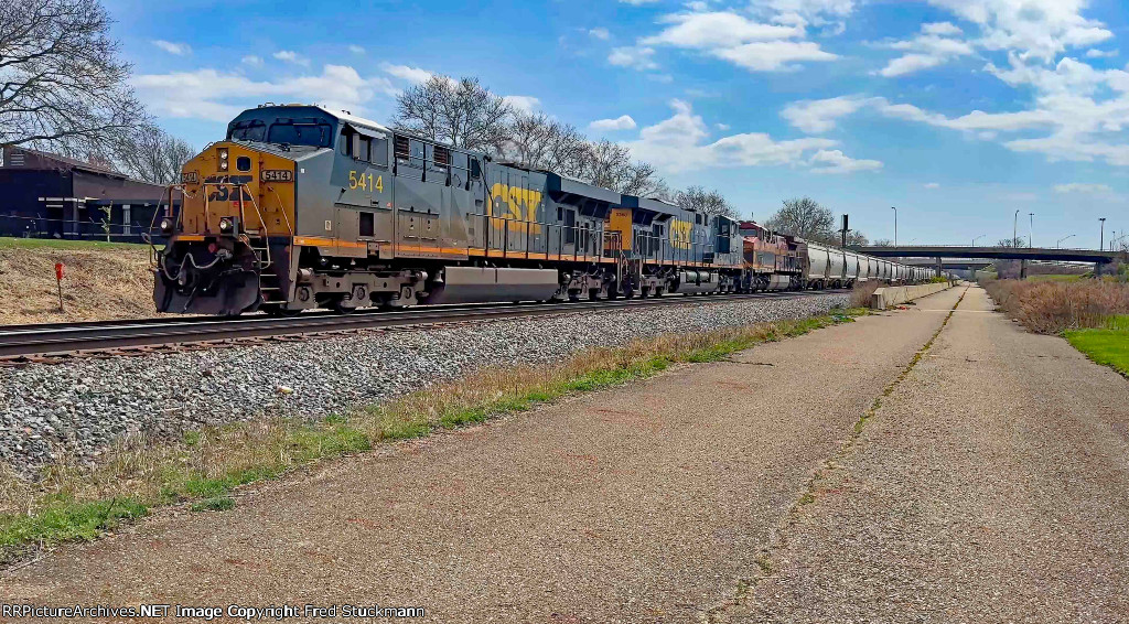 CSX 5414 leads the B454.